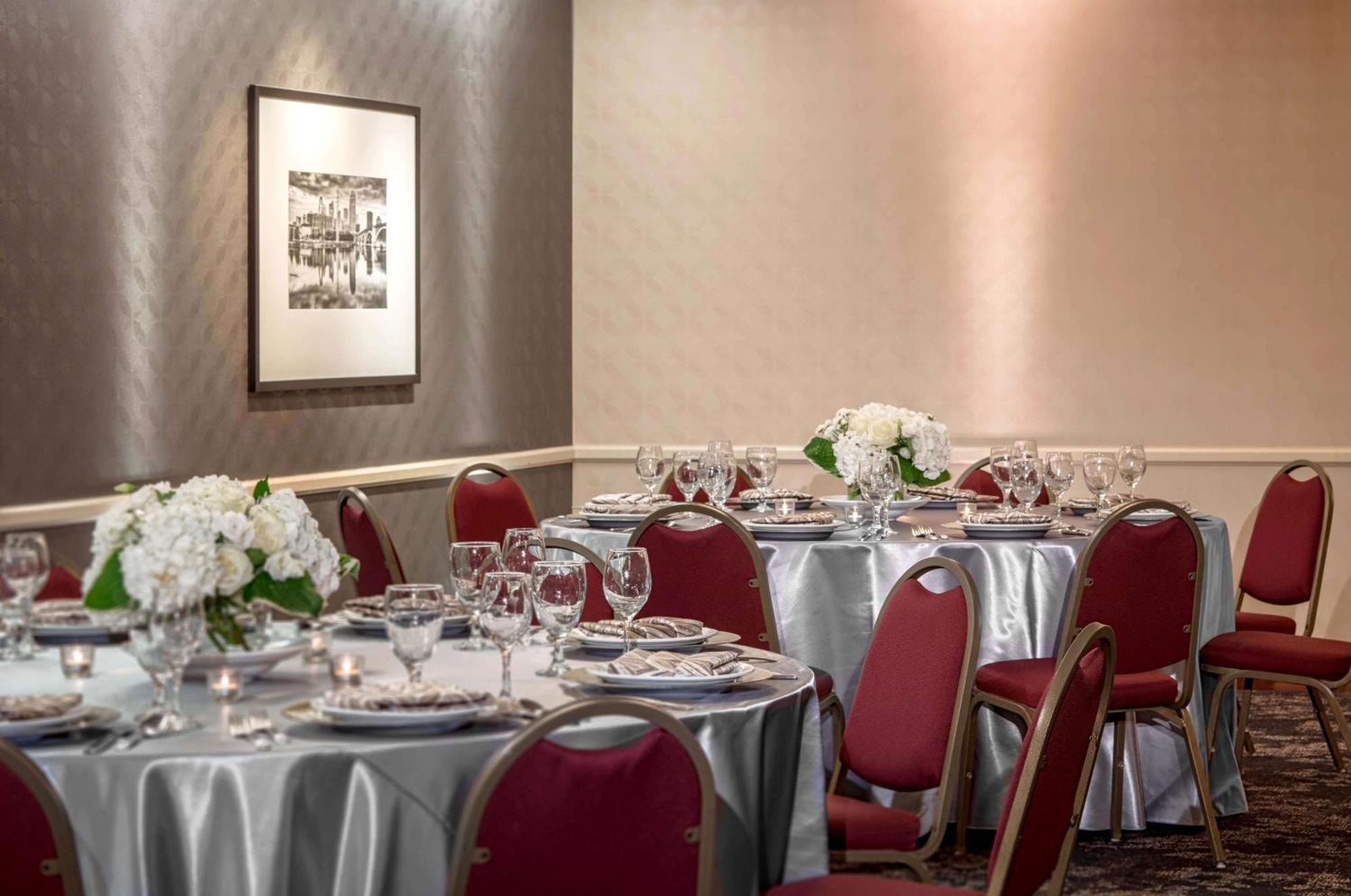 Doubletree Suites By Hilton Minneapolis Downtown Buitenkant foto