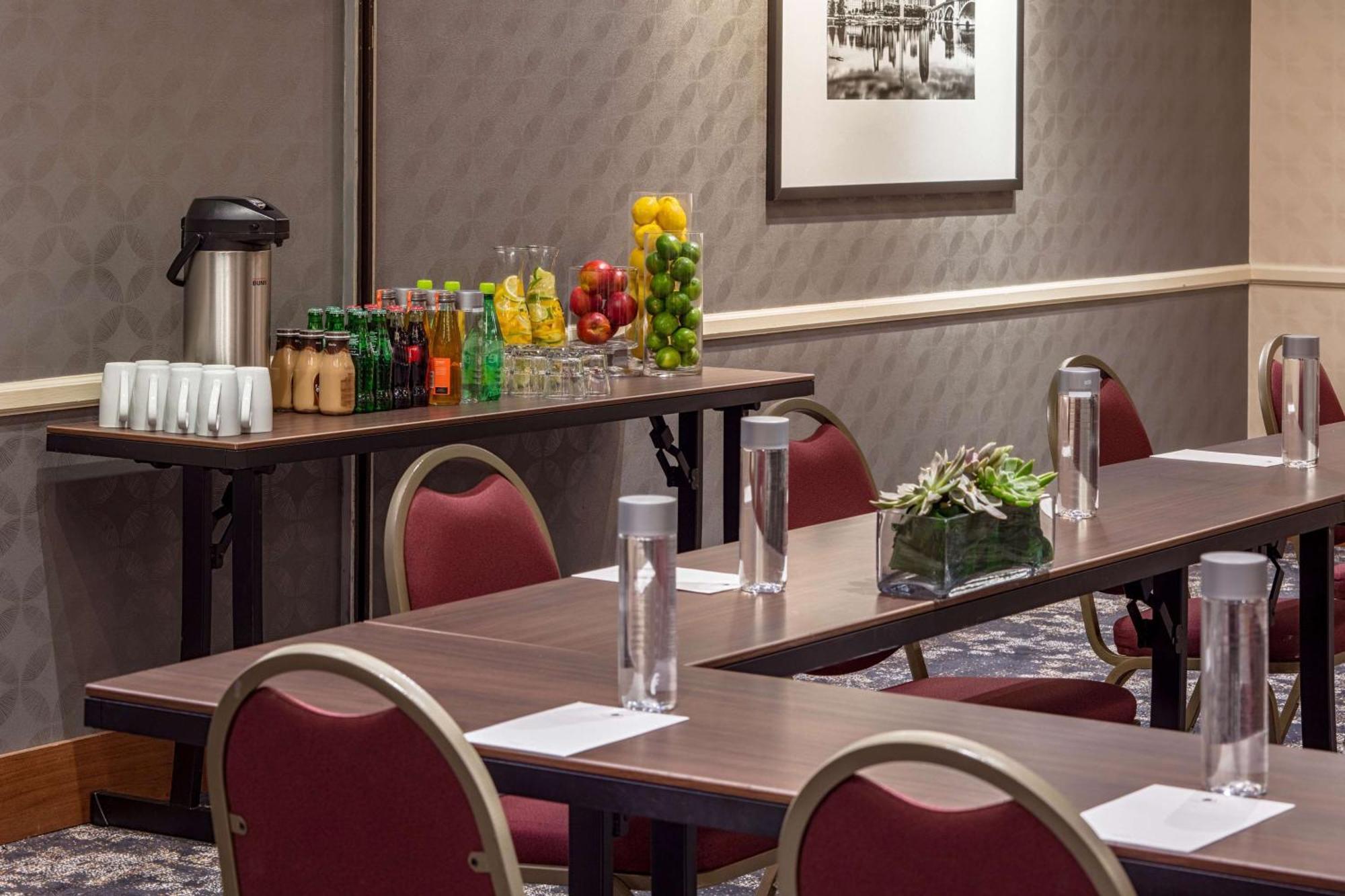 Doubletree Suites By Hilton Minneapolis Downtown Buitenkant foto