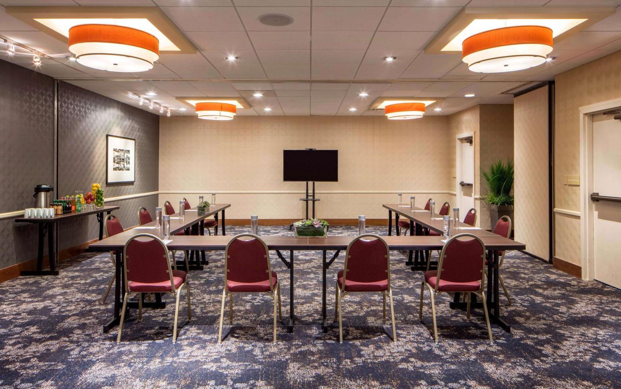 Doubletree Suites By Hilton Minneapolis Downtown Buitenkant foto